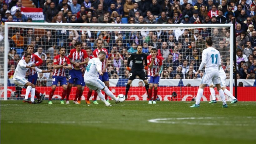 Ramos tira la falta a favor del Madrid. Foto: Pedro Rodríguez/El Bernabéu