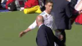 Cristiano saluda a Zidane tras su cambio