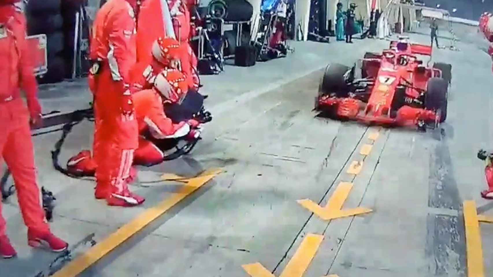 Kimi Raikkonen atropella a un mecánico de Ferrari