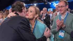 Cifuentes besa a Rajoy al final de la Convención del partido en Sevilla.