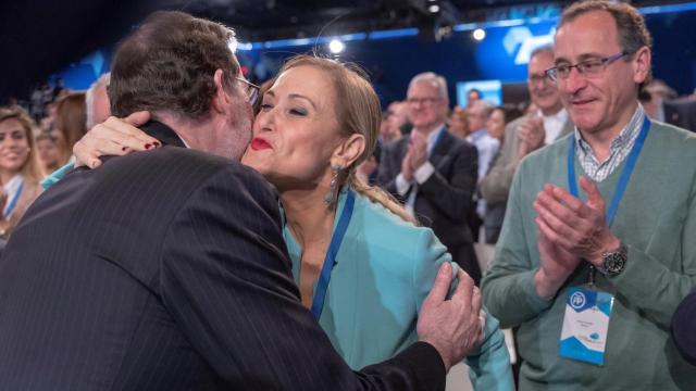 Cifuentes besa a Rajoy al final de la Convención del partido en Sevilla.