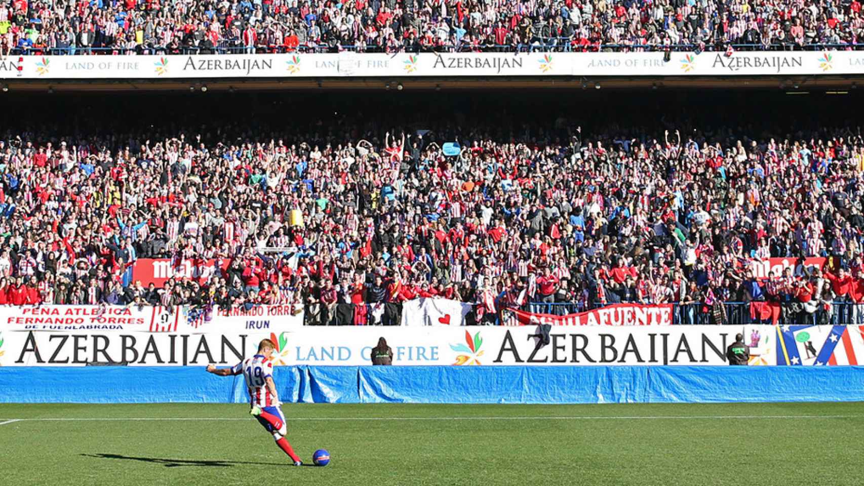 Fernando Torres manda un balón a la grada en su presentación en el Atlético.