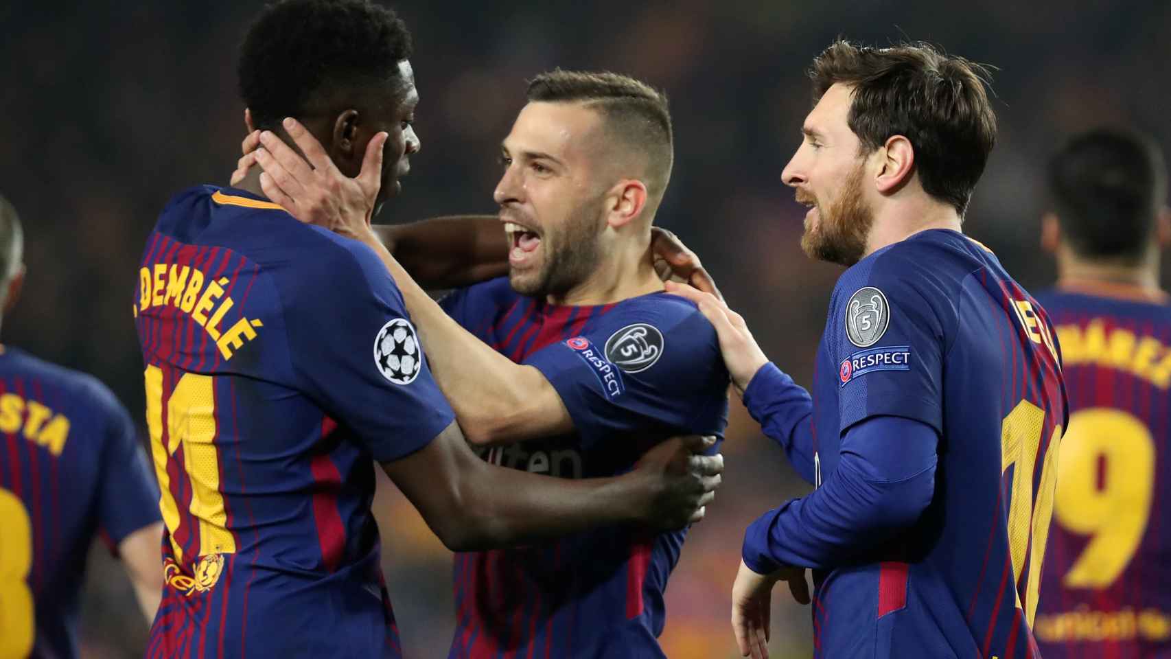 Jordi Alba celebra un gol con Dembélé y Messi.