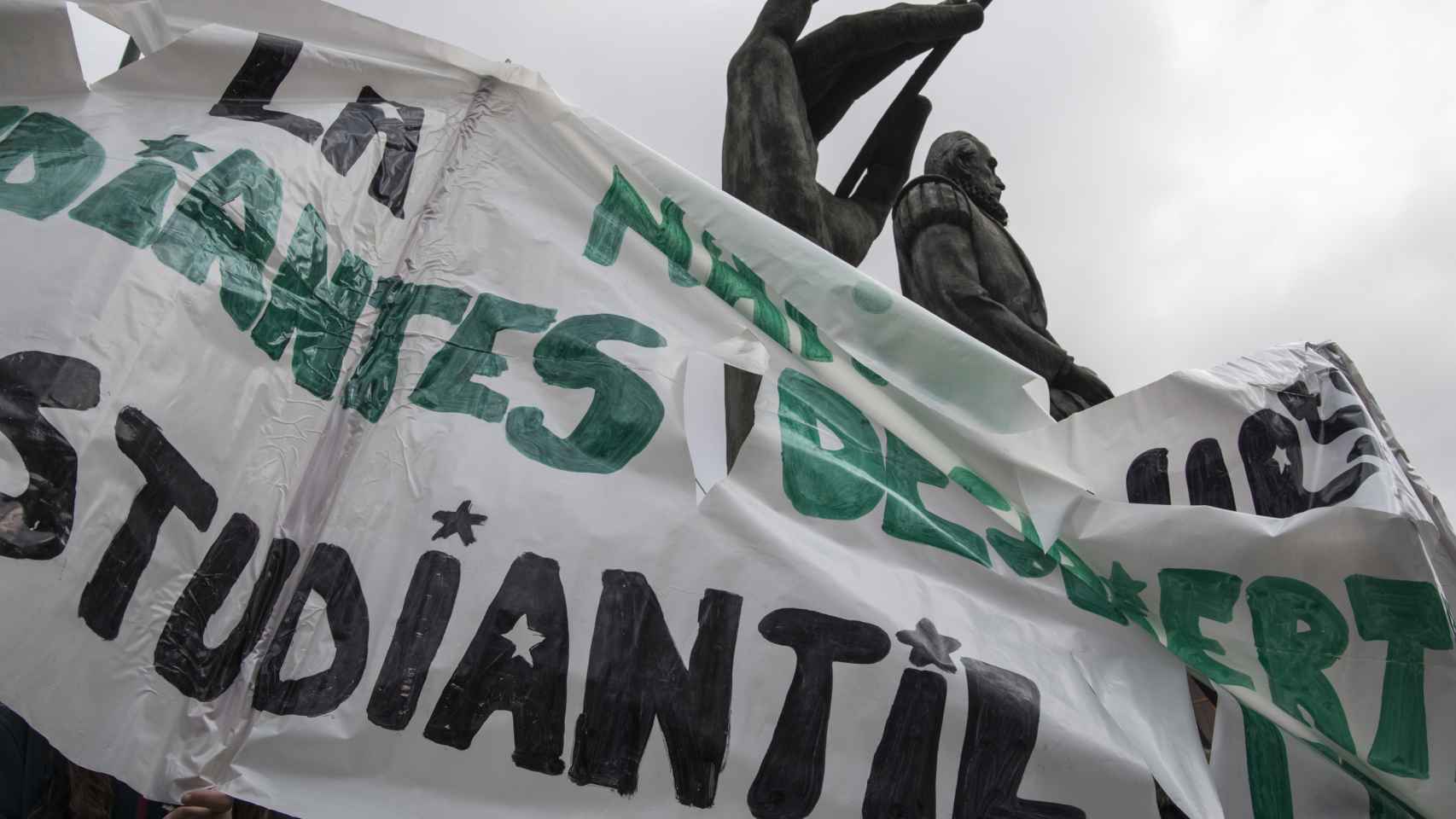 Una de las pancartas exhibidas durante la manifestación frente a la estatua de Miguel de Cervantes.