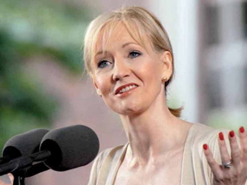 La escritora JK Rowling durante la conferencia a licenciados de Harvard, en 2008.