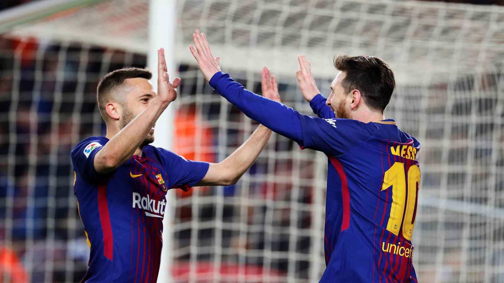 Jordi Alba festeja con Leo Messi un gol del Barcelona.
