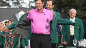 Sergio García viste a Patrick Reed con la chaqueta verde de campeón del Masters.