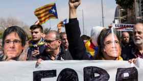 Manifestantes de los CDR con caretas de Puigdemont protestan frente al Auditorio de Barcelona.