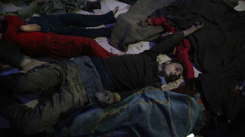 Varios cadáveres amontonados en el suelo tras el ataque químico en Duma, cerca de Damasco.