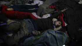Varios cadáveres amontonados en el suelo tras el ataque químico en Duma, cerca de Damasco.