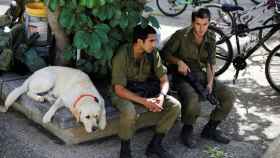 Soldados israelíes descansan cerca de la frontera con Gaza