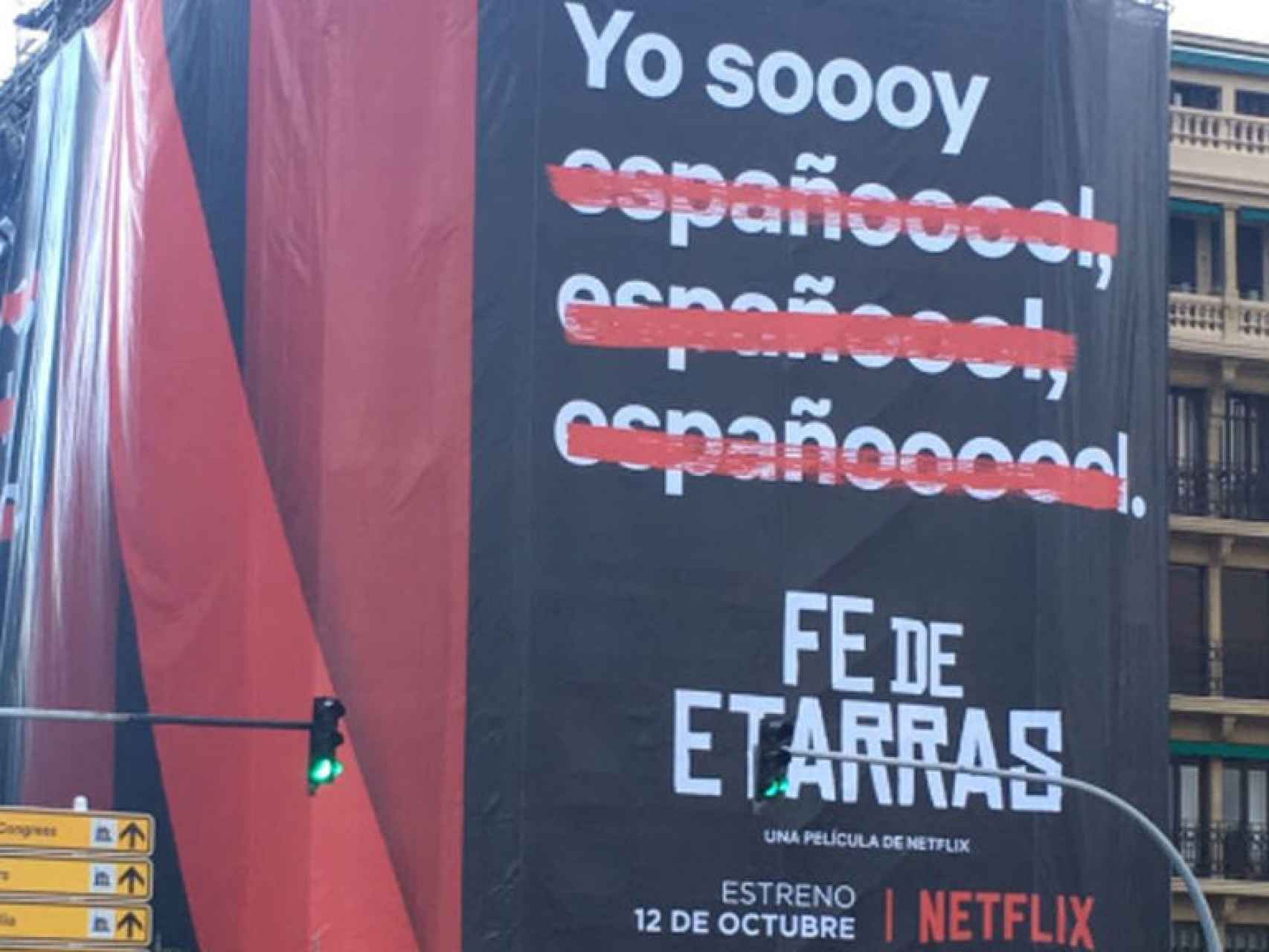 Imagen del andamio con el anuncio de Netflix, en San Sebastián.