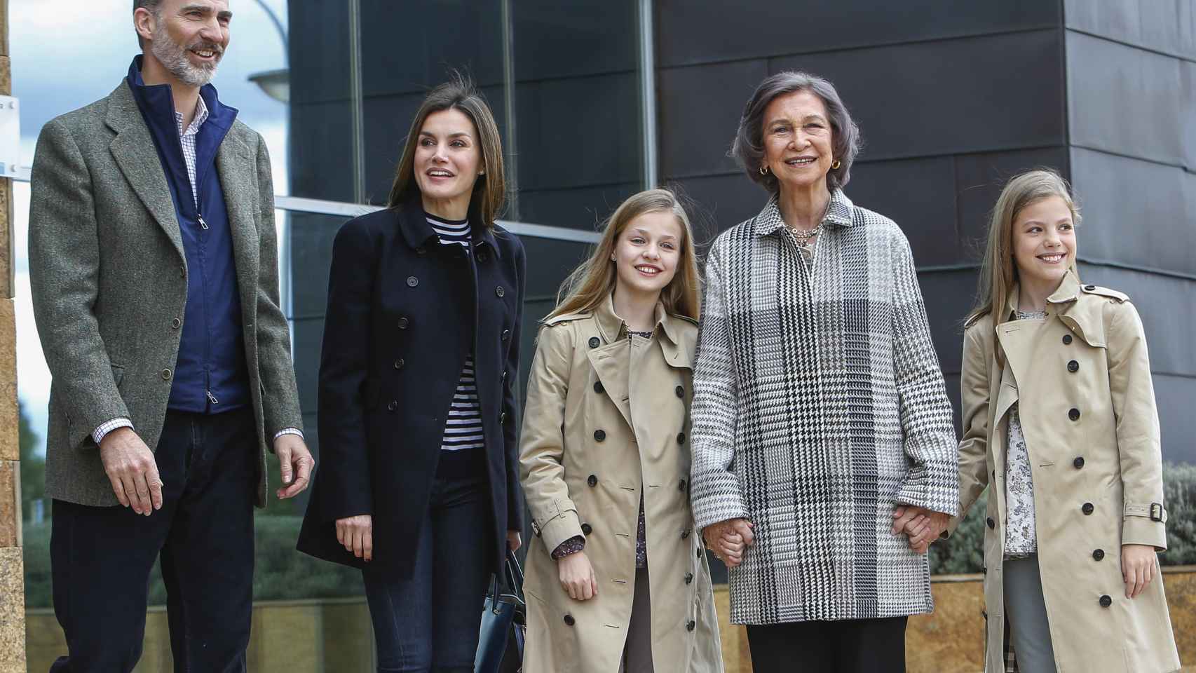 Felipe VI, Letizia, las infantas Leonor y Sofía y la reina emérita Sofía visitan al rey emérito