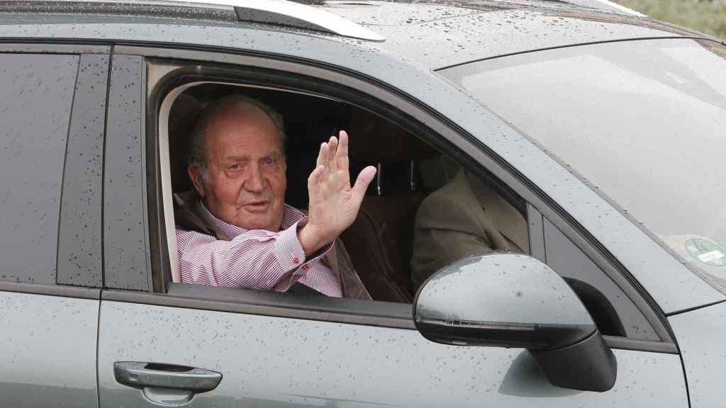 El rey Juan Carlos a la salida del hospital.