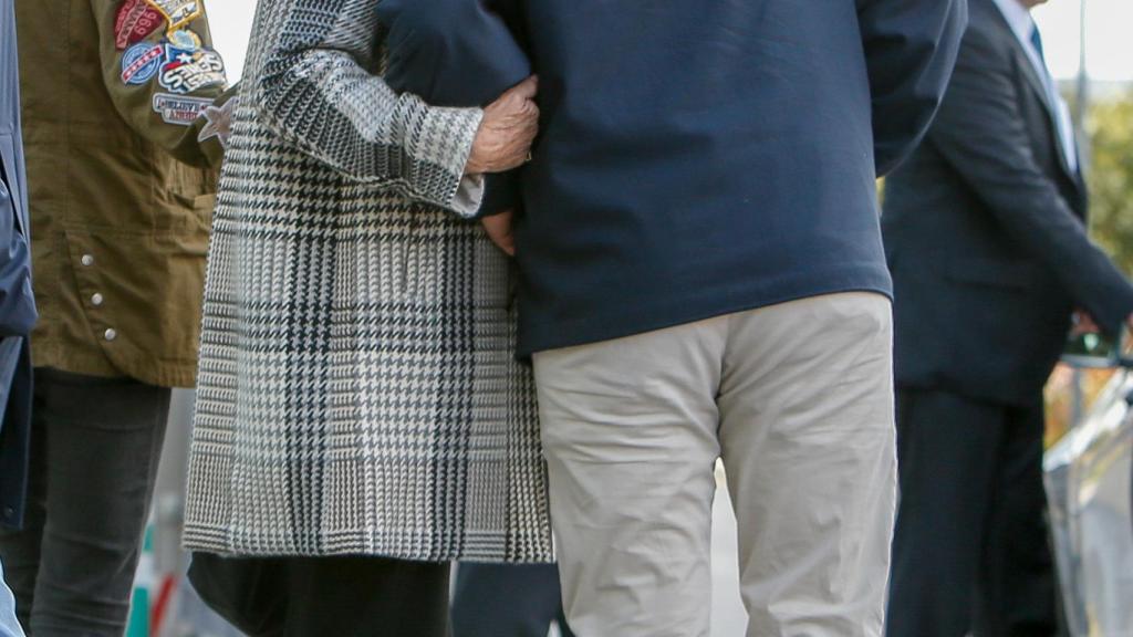 Froilán junto a su abuela en la visita al hospital. GTRES.