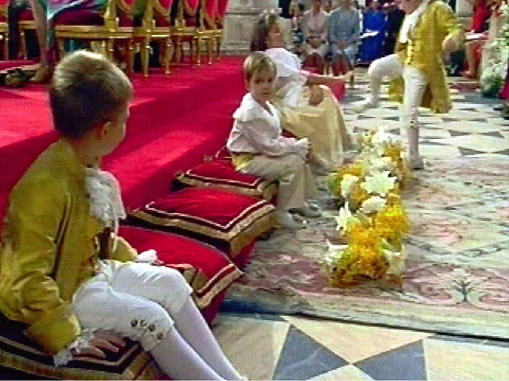 Froilán dando una patada a su prima mayor en la boda de Felipe VI y Letizia.