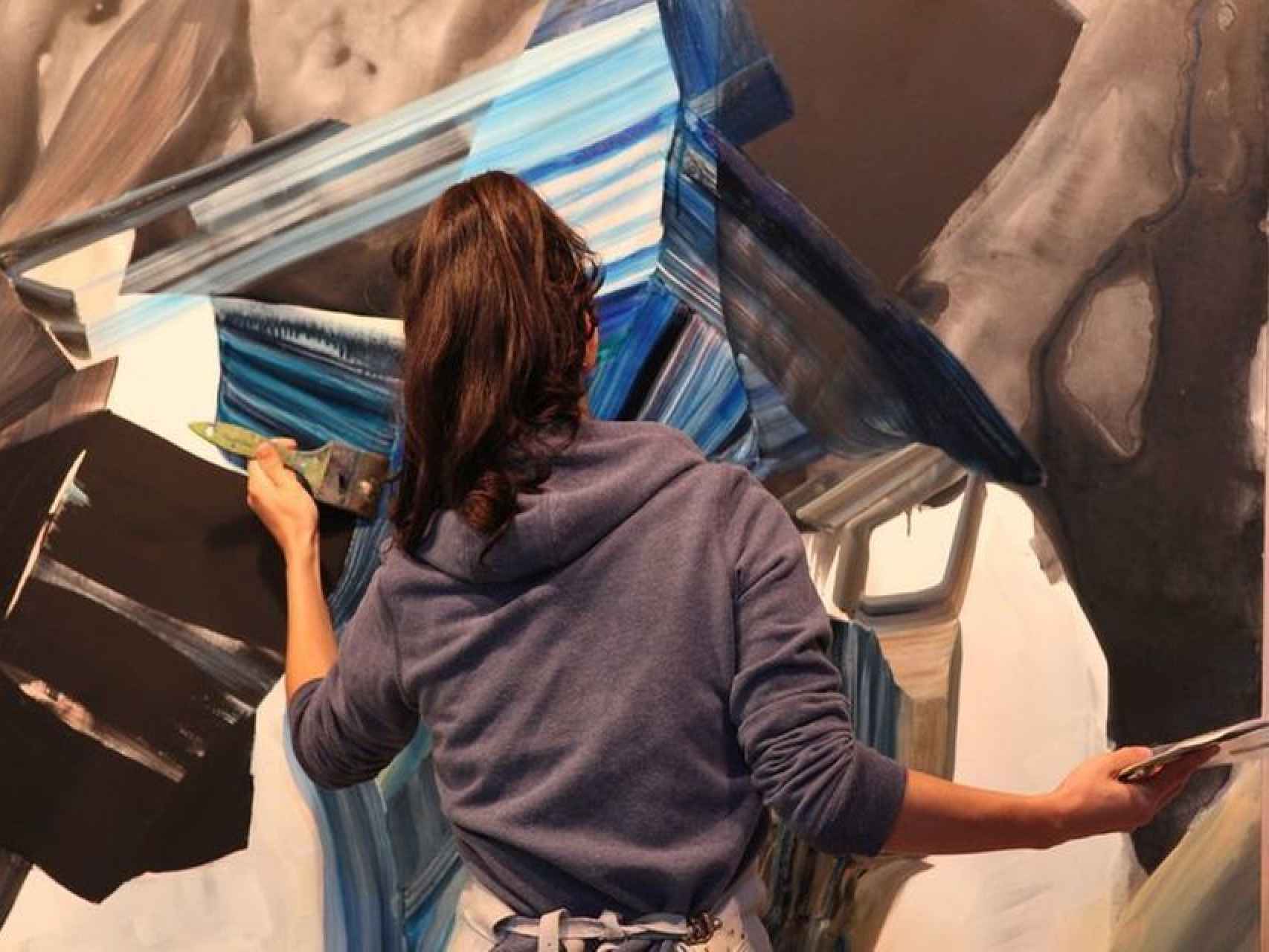 La pintora Vicky Uslé en pleno proceso de trabajo, en su taller.