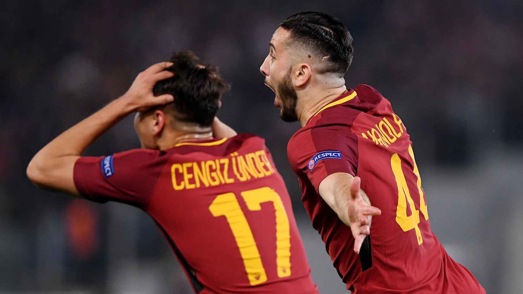 Jugadores de la Roma celebran el tercer gol al Barcelona.