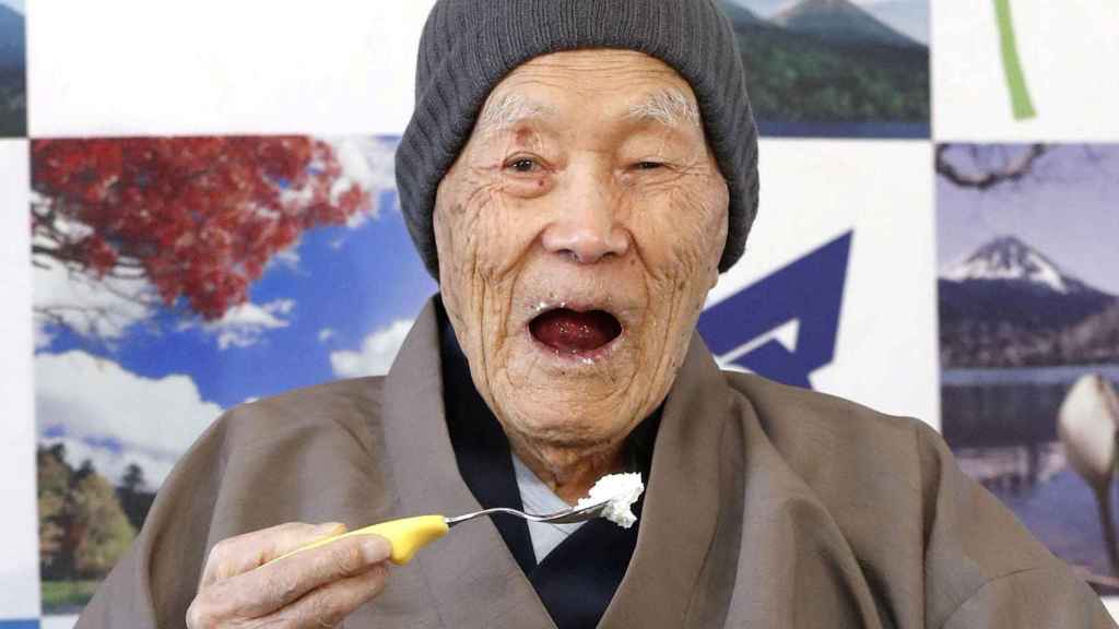El japonés Masazo Nonaka, nacido hace 112 años, celebra la fiesta que le corona como hombre más viejo del mundo. Kyodo/via REUTERS