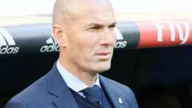 Zidane, en el banquillo. Foto: Manu Laya / El Bernabéu