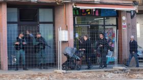 Agentes de la Guardia Civil, ante el domicilio de la localidad barcelonesa de Viladecans donde han detenido a una integrante de los CDR.