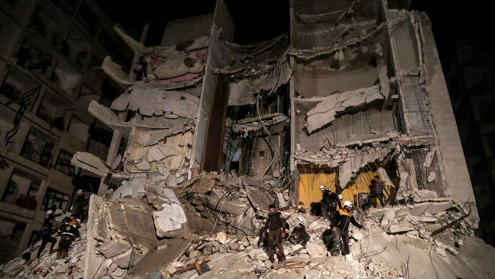 Un edificio derruido tras un bombardeo registrado este lunes en una ciudad del norte de Siria.