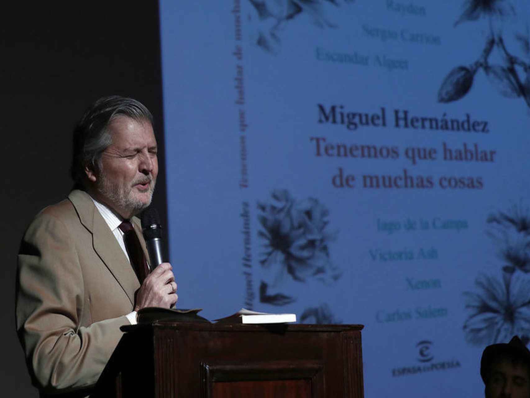 El ministro, muy sentido, recitando a Miguel Hernández.