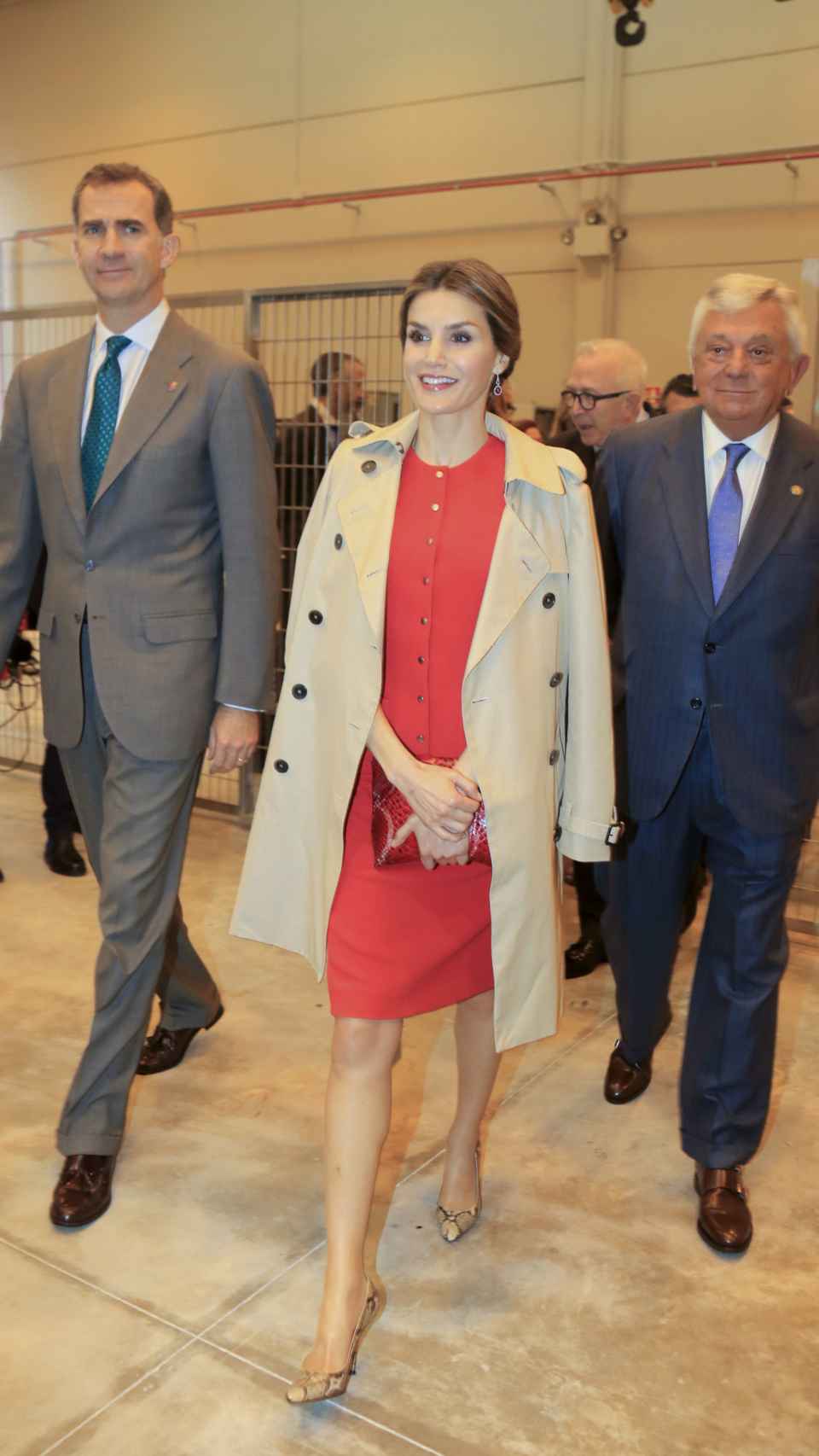 La reina Letizia con gabardina Burberry en un acto en Sevilla