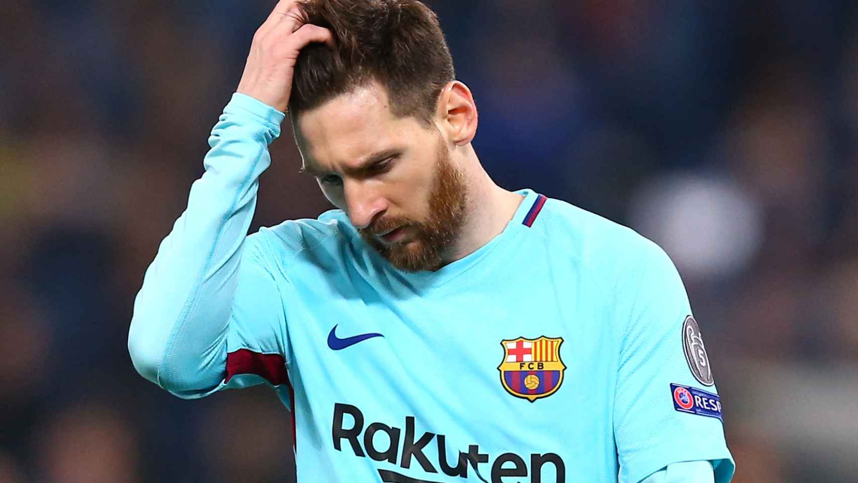 Messi, con impotencia, en la eliminación del Barcelona en Roma.