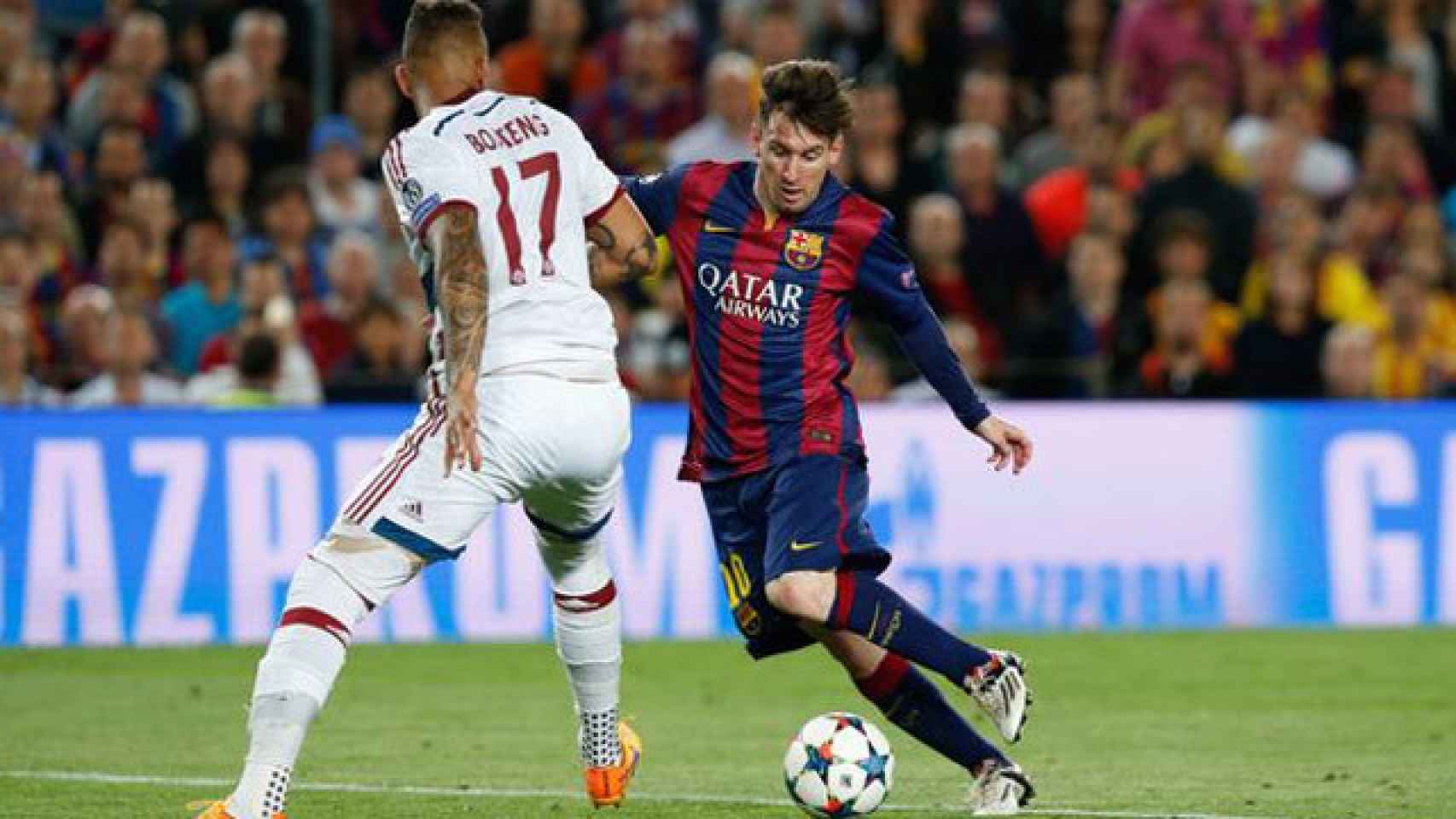 Messi regatea a Boateng en el Camp Nou.