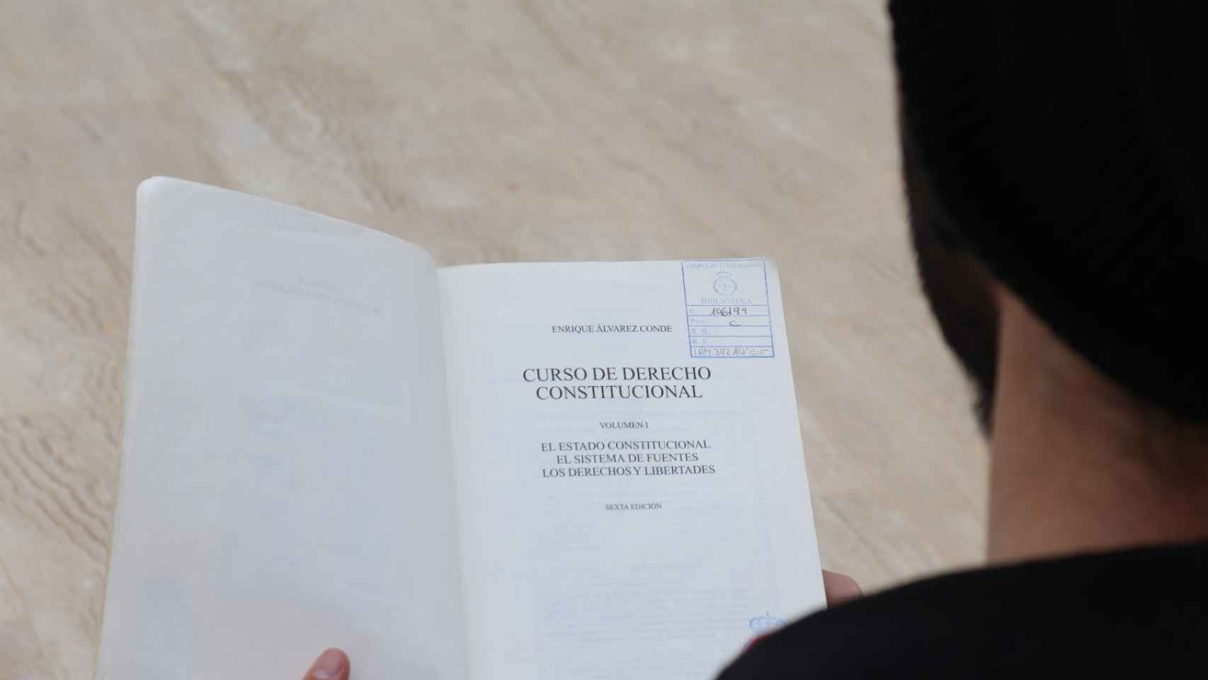 El manual de Álvarez Conde se reedita desde 1992.