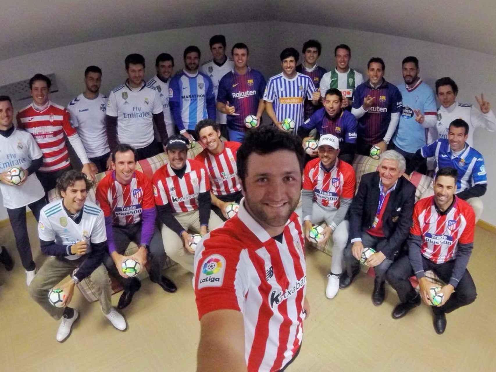 El selfie de Jon Rahm con todos los jugadores españoles del Open de España.