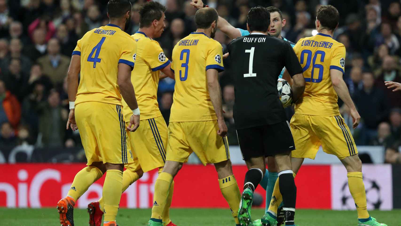 Los jugadores de la Juventus protestan al juez de área.