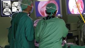 Los cirujanos durante la operación.