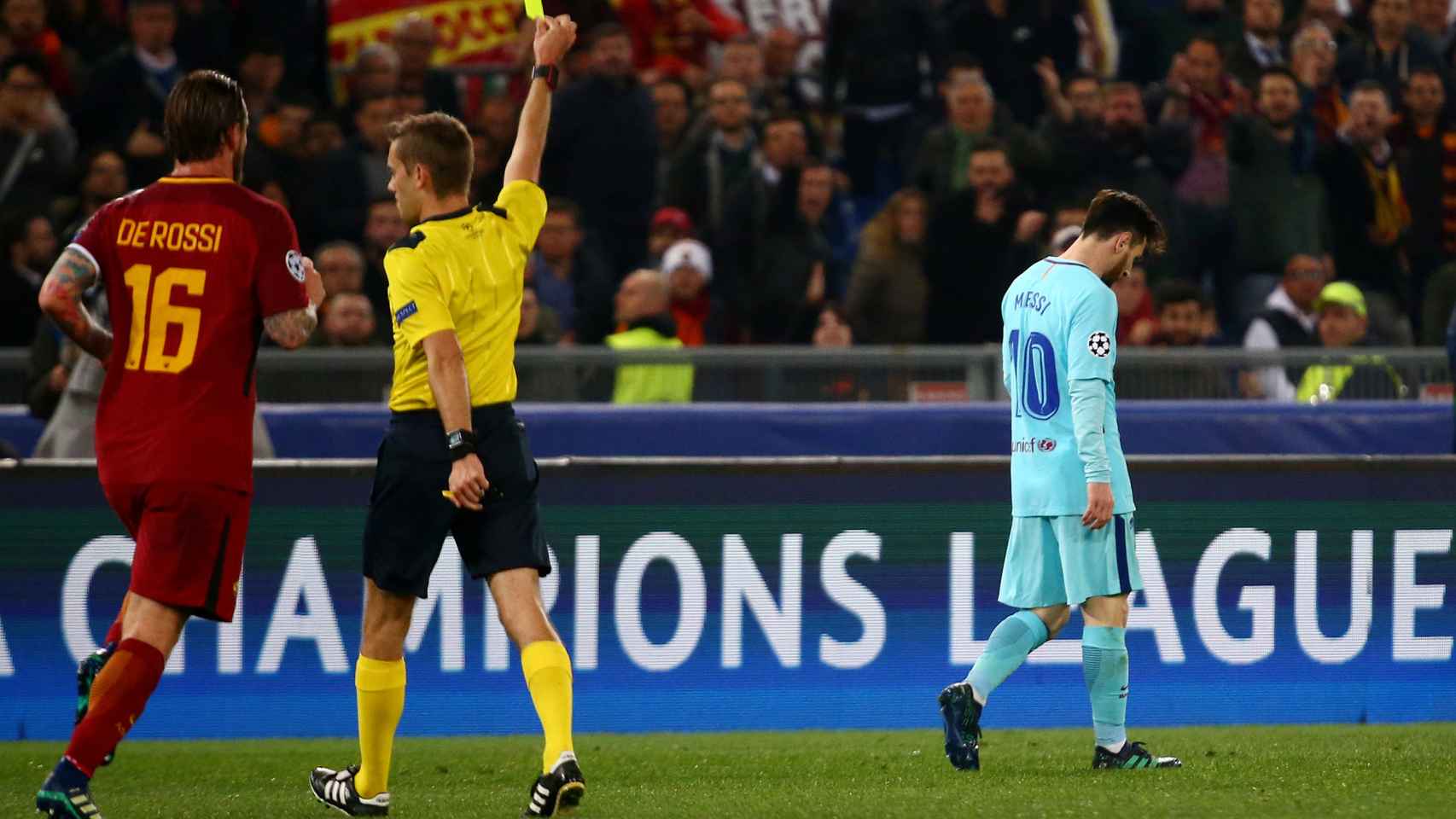 El árbitro del Barcelona - Roma saca una amarilla a Messi, ausente en todo el partido.