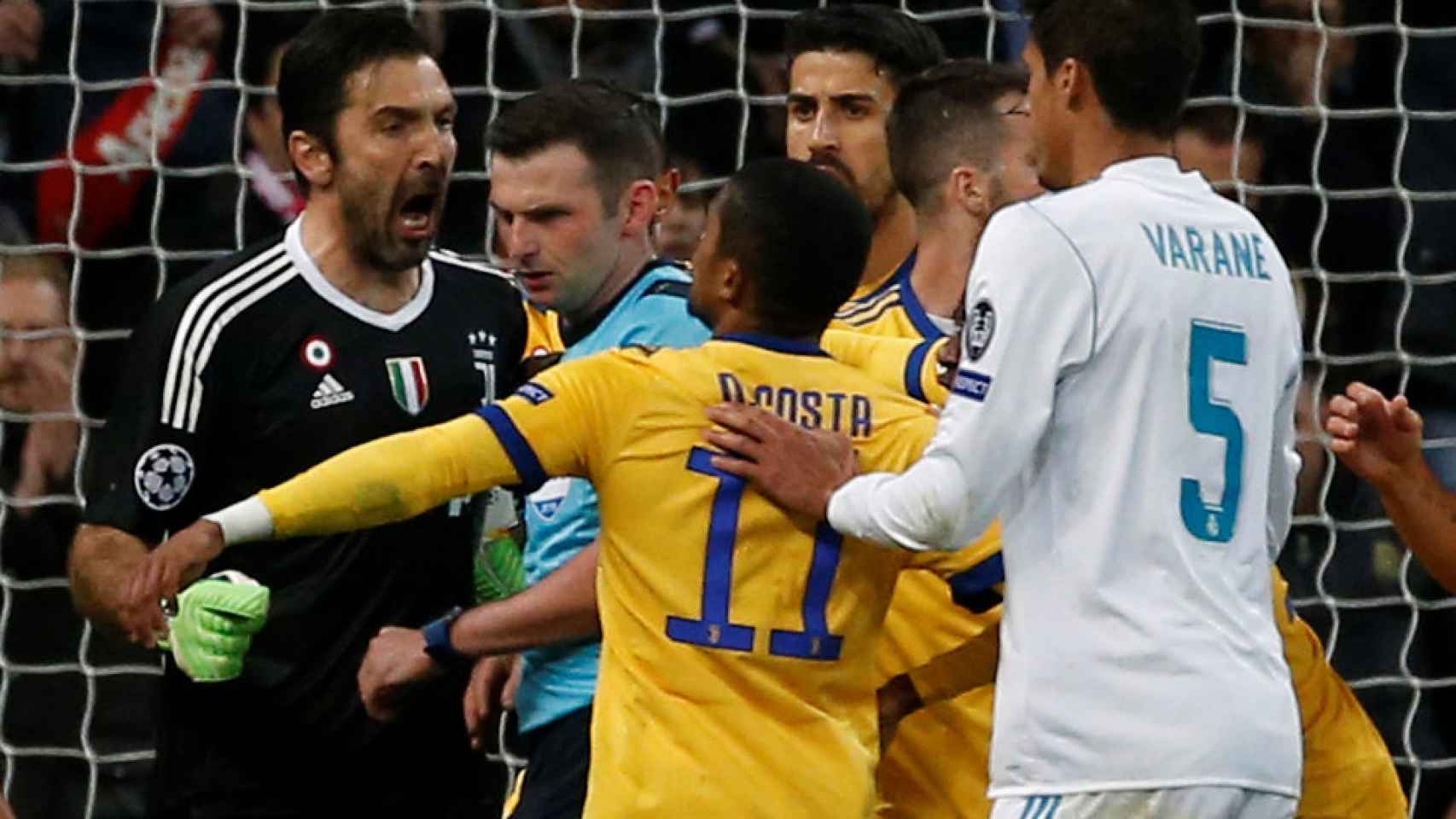 Buffon protesta el penalti delante del árbitro.