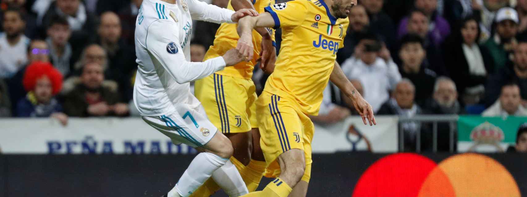 Cristiano, ante Chiellini y Alex Sandro en el Real Madrid - Juventus de Turín.
