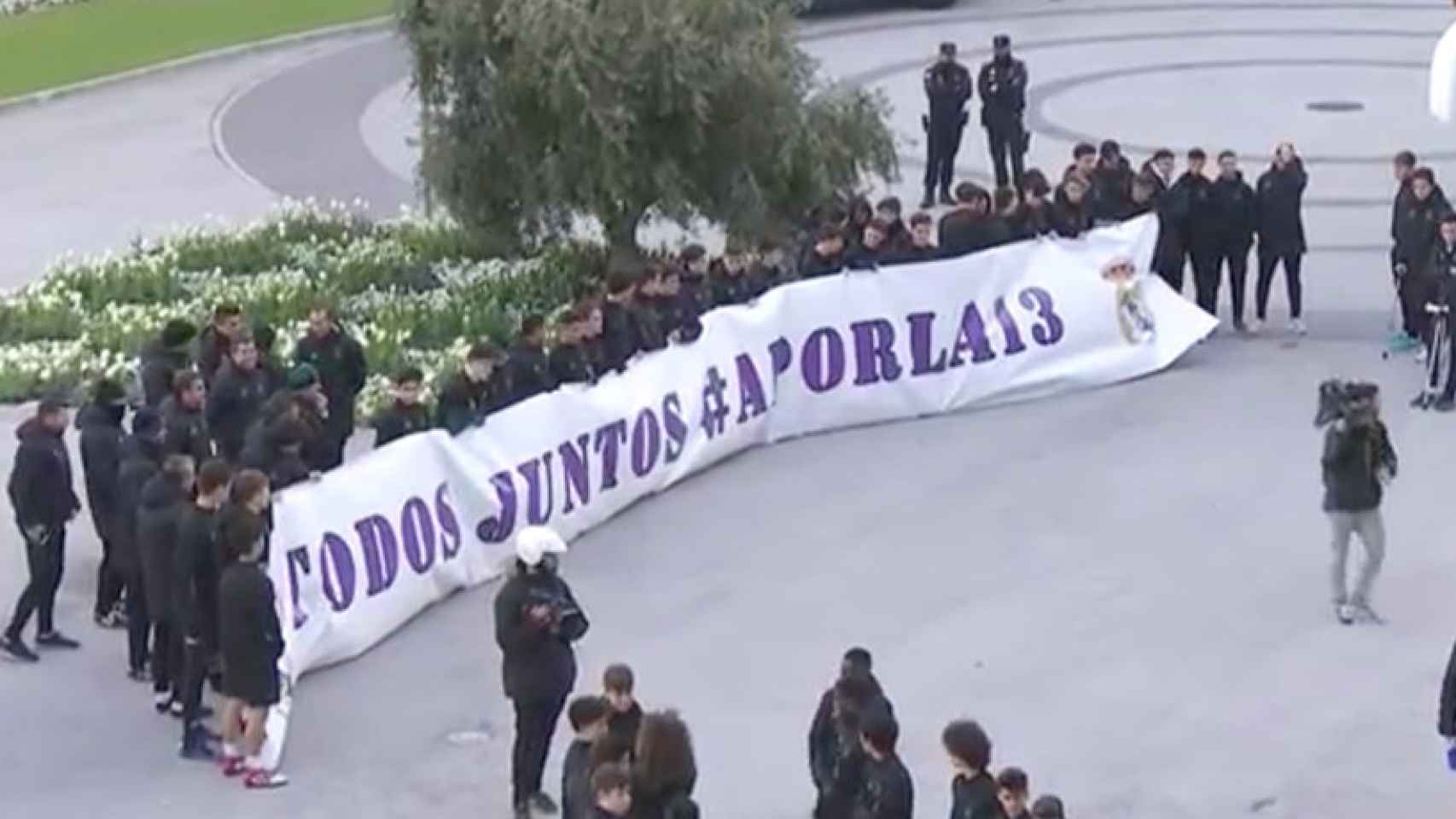 Salida de los jugadores al Santiago Bernabéu con la pancarta de los canteranos