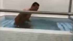 El video grabado por Oxlade-Chamberlain muestra a Lovren bañándose