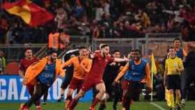 Jugadores de la Roma celebrando el pase a semifinales de la Champions. Foto: Twitter (@ASRomaEspanol)