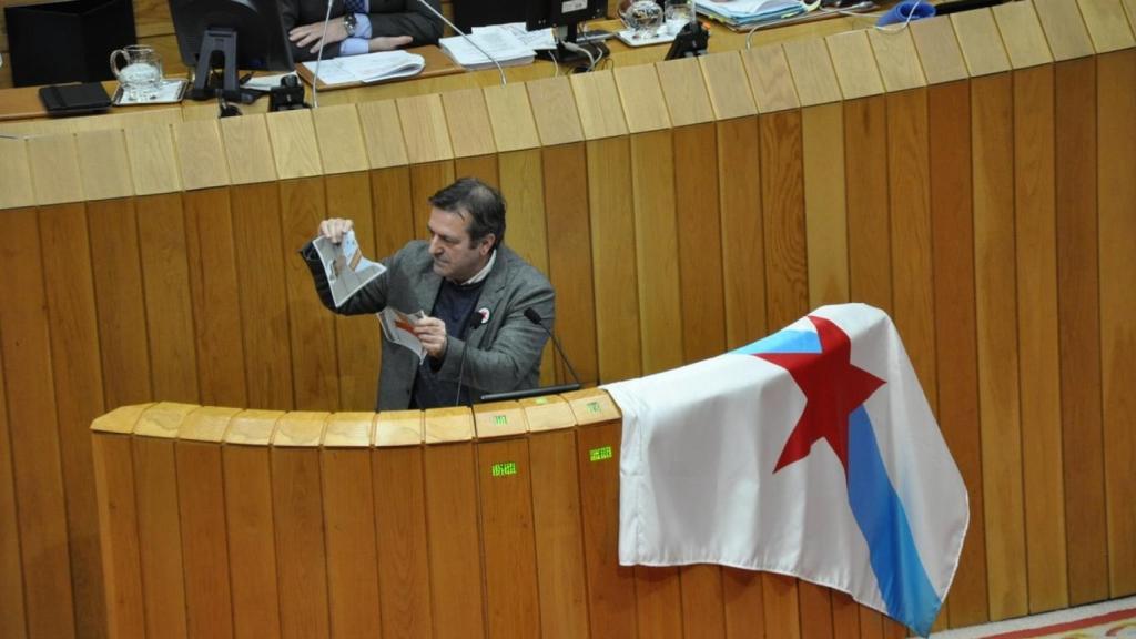 Luis Bará, diputado del Bloque en el Parlamento gallego, rompiendo la foto del Rey.