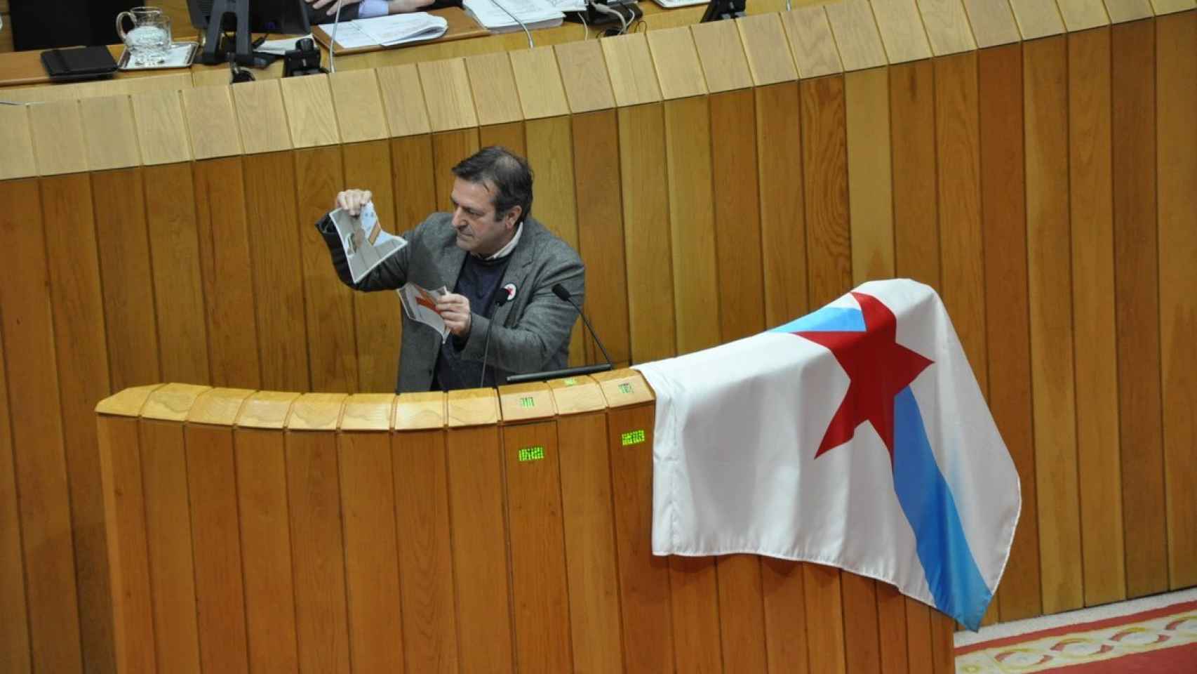 Luis Bará, diputado del Bloque en el Parlamento gallego, rompiendo la foto del Rey.