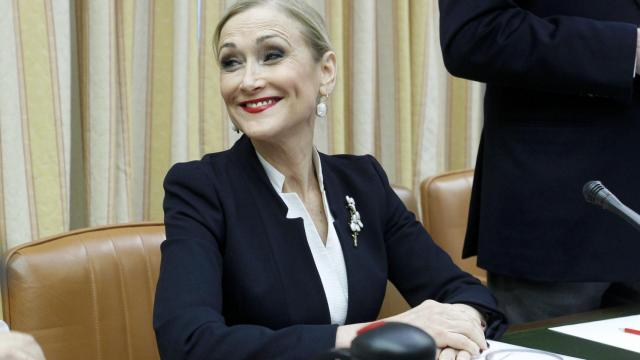 Sólo 24 horas más tarde, el 20 de marzo, Cristina Cifuentes tuvo que personarse en el Congreso de los Diputados en la comisión de investigación de la supuesta financiación ilegal del PP. La baronesa llegó arropada por todos los grandes pesos pesados populares. Ella era el primer cargo en activo del partido en comparecer.