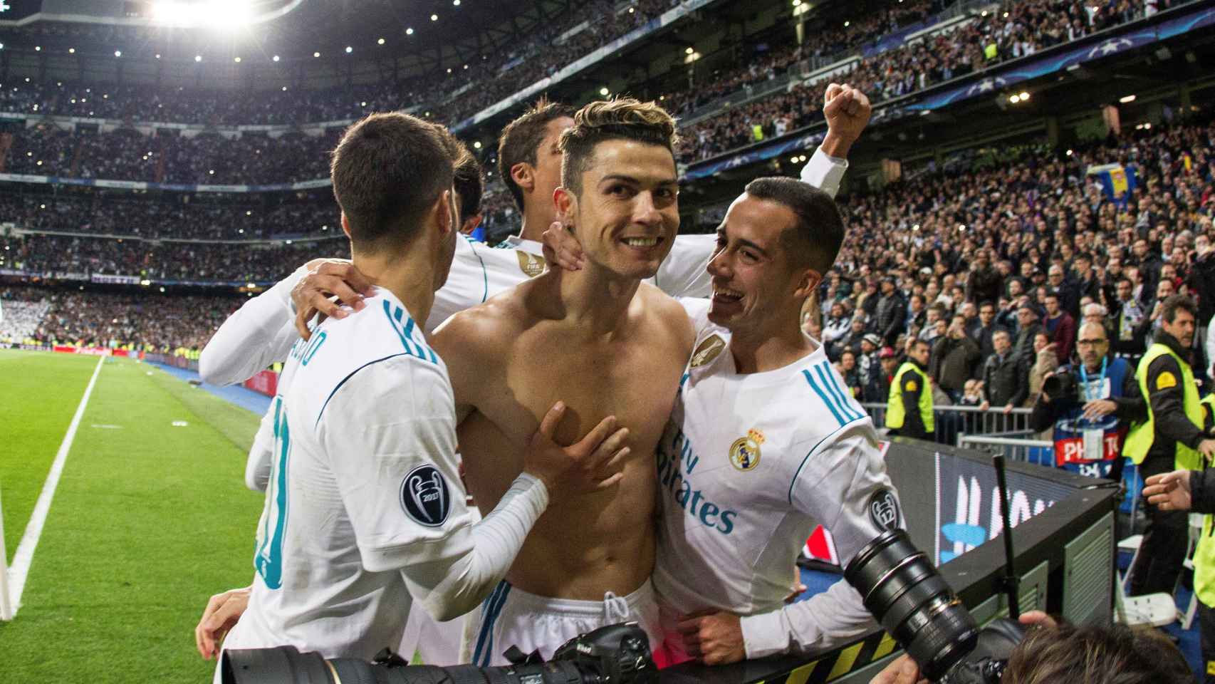 Cristiano, con sus compañeros, en la celebración del gol clave de penalti.