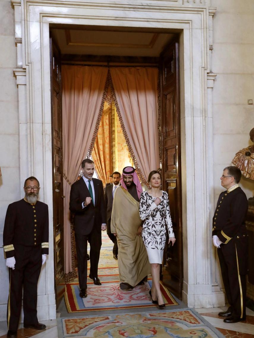 Momento en el que Letizia 'adelanta' al rey y el príncipe.