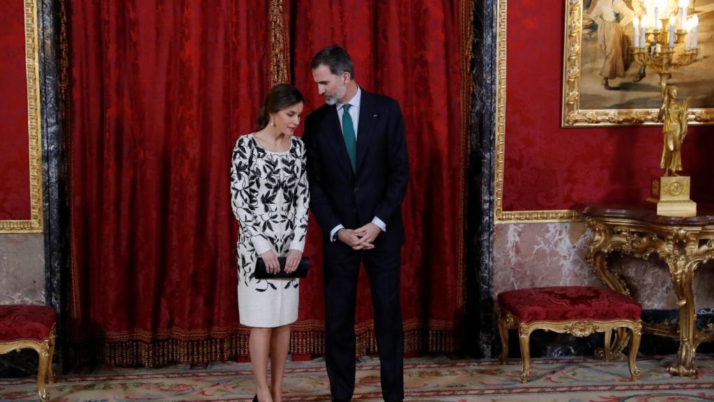 Felipe susurra algo al oído a Letizia.