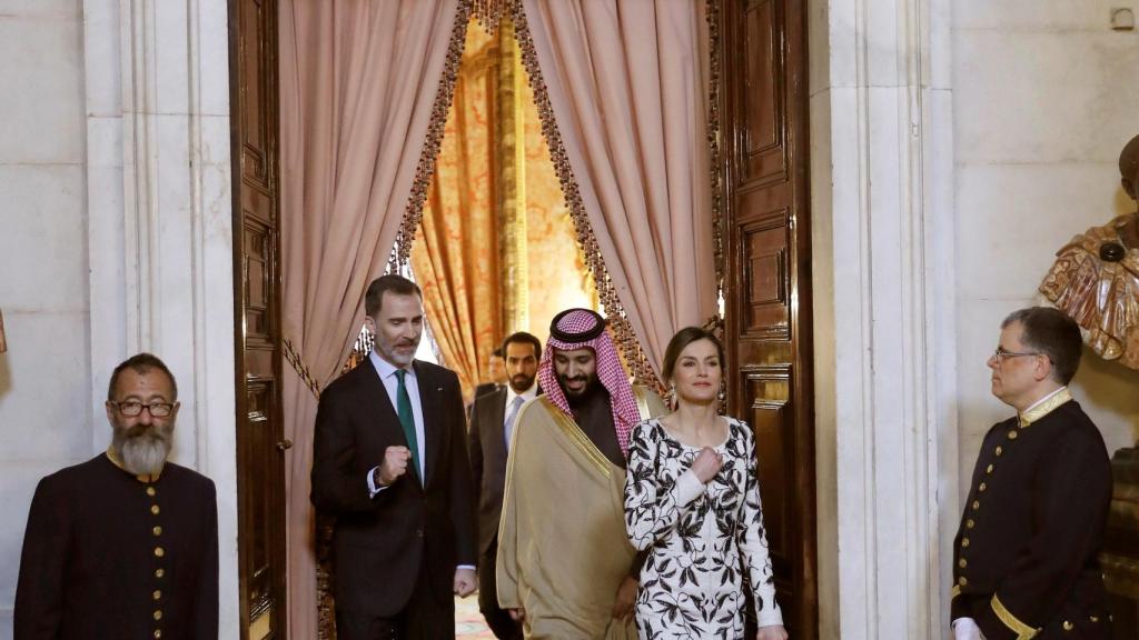 Letizia camina ante Felipe y el príncipe heredero de Arabia Saudí.
