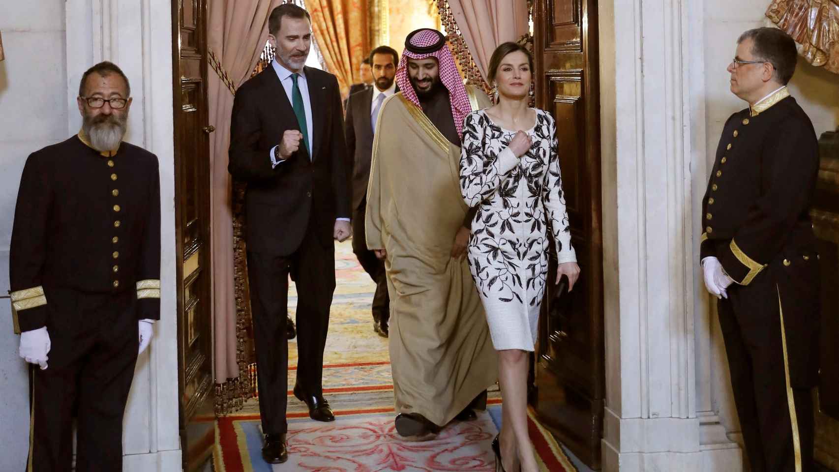 Letizia camina ante Felipe y el príncipe heredero de Arabia Saudí.
