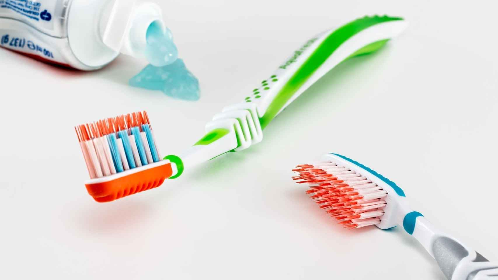 Hay que evitar los cepillos duros, no hay que presionar demasiado sobre los dientes y no hay que olvidar ninguna parte de nuestra boca.