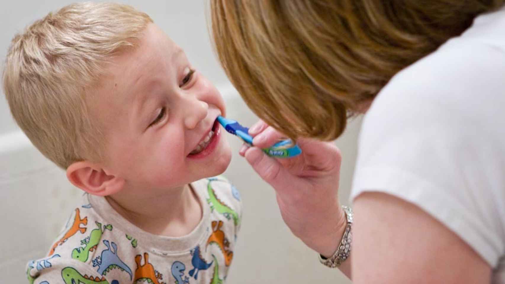 Los odontólogos recomiendan la utilización de pasta dental fluorada para niños y adultos.